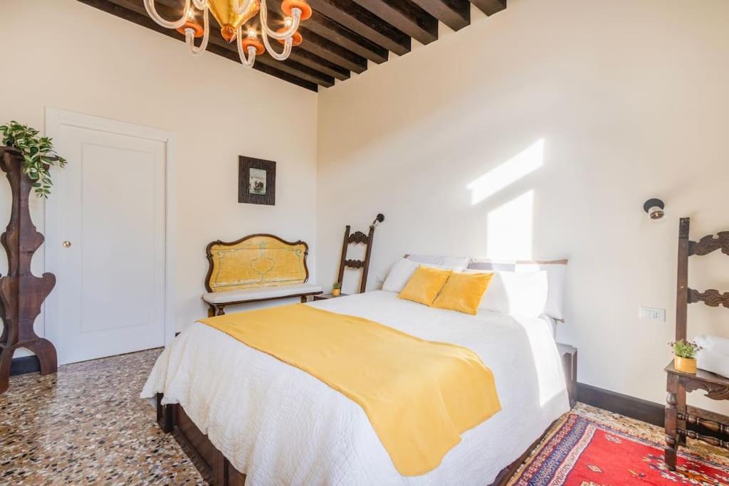 Canal View Luxury Heritage Retreat 2 Bedroom Venecia