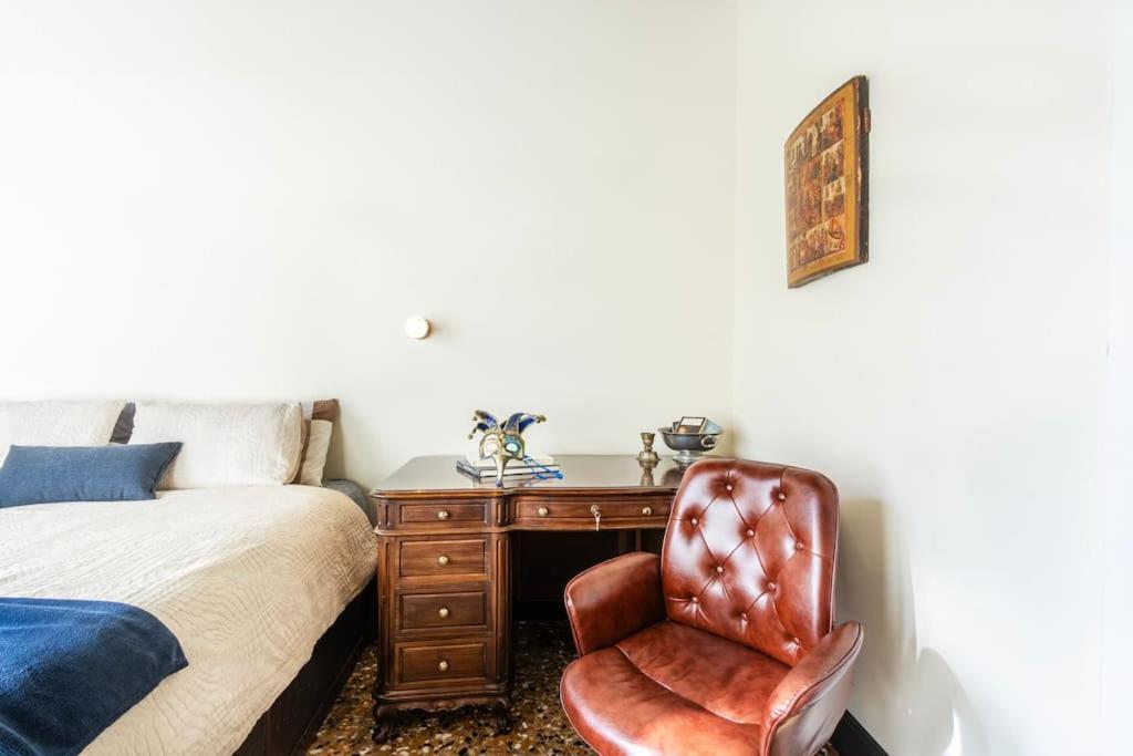 Canal View Luxury Heritage Retreat 2 Bedroom Venecia